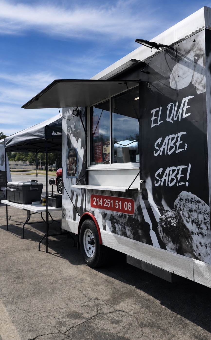 El Que Sabe Sabe food truck with service window open